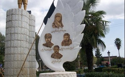 نصب تندیس مادر شهیدان جوادی در یکی از میدان‌های زنجان