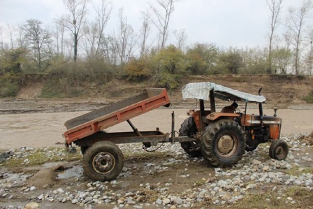 توقیف تراکتور غیر مجاز در حین برداشت مصالح رود خانه ای توسط امور منابع آب انگوران