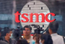 TSMC درحال‌حاضر بزرگ‌ترین شرکت تراشه‌سازی در جهان است و بسیاری از غول‌های فناوری مانند اپل و انویدیا از تراشه‌ها و فرایندهای تولید تراشه آن بهره می‌برند. دوشنبه در کنفرانس خبری، دونالد ترامپ اعلام کرد این شرکت ۱۰۰ میلیارد دلار را به سرمایه‌گذاری در آمریکا اختصاص خواهد داد. این مبلغ صرف ساخت 2 مرکز تولید تراشه در ایالت آریزونا خواهد شد. TSMC کارخانه‌های جدید تولید تراشه در آمریکا می‌سازد دونالد ترامپ و مدیرعامل TSMC البته این اولین سرمایه‌گذاری TSMC در آمریکا نیست. این شرکت پیش‌ازاین نیز ۶۵ میلیارد دلار به ساخت حداقل ۳ کارخانه تولید تراشه در آریزونا اختصاص داده بود. همچنین TSMC در زمان ریاست‌جمهوری «جو بایدن» بیش از ۶ میلیارد و ۶۰۰ میلیون دلار کمک مالی از دولت آمریکا گرفته است. با این سرمایه‌گذاری جدید ۱۰۰ میلیارد دلاری، رقم کل سرمایه‌گذاری TSMC در آمریکا به ۱۶۵ میلیارد دلار می‌رسد. TSMC هم‌اکنون در یکی از کارخانه‌های خود در آریزونا تراشه‌های A16 را برای اپل تولید می‌کند. تراشه‌های TSMC در آمریکا هم‌اکنون براساس فرایند ۴ نانومتری ساخته می‌شوند اما انتظار می‌رود TSMC تولید تراشه‌های پیشرفته‌تر ۲ نانومتری را نیز به‌‎زودی در آمریکا آغاز کند. سال گذشته، TSMC افتتاح کارخانه‌های جدید در آمریکا را که برای سال ۲۰۲۶ برنامه‌ریزی‌ شده بود، به تعویق انداخت و اعلام کرد این کارخانه‌ها سال‌های ۲۰۲۷ یا ۲۰۲۸ افتتاح می‌شوند. ترامپ سرمایه‌گذاری جدید TSMC در آمریکا را «حرکتی عظیم قدرتمندترین شرکت جهان» خواند. گسترش سرمایه‌گذاری روی هوش مصنوعی و افزایش تولید در خاک آمریکا یکی از برنامه‌های اصلی رئیس‌جمهور جدید آمریکاست و شرکت‌های مختلف نیز تاکنون صدها میلیارد دلار به این برنامه اختصاص داده‌اند. هفته گذشته اپل از سرمایه‌گذاری ۵۰۰ میلیارد دلاری خود در آمریکا طی ۴ سال آینده خبر داد. ظاهراً اپل سرورهای هوش مصنوعی موردنیاز خود را ازاین‌پس در آمریکا تولید می‌کند. همچنین پیش‌ازاین شرکت‌های OpenAI و سافت‌بانک با پروژه استار گیت وعده سرمایه‌گذاری ۵۰۰ میلیارد دلاری در هوش مصنوعی آمریکا را داده بودند.